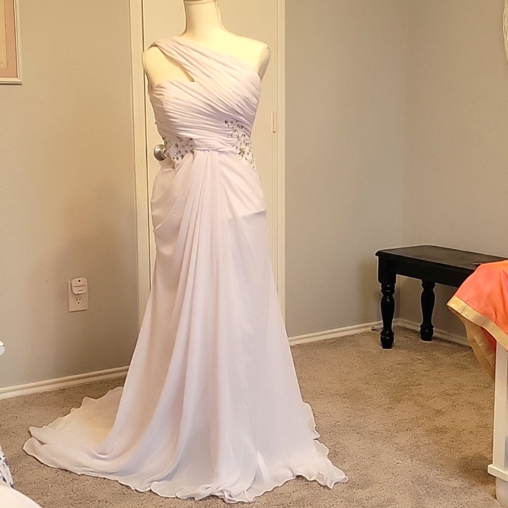 Elegant White One-Shoulder Wedding Dress